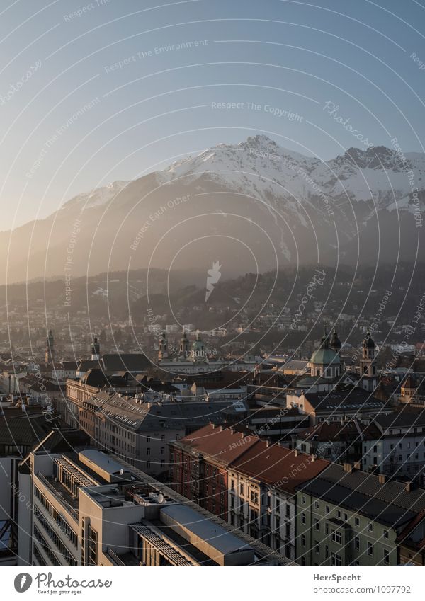 Abendlicht Winter Schönes Wetter Alpen Berge u. Gebirge Gipfel Schneebedeckte Gipfel Innsbruck Stadt Stadtzentrum Altstadt Gebäude Architektur historisch