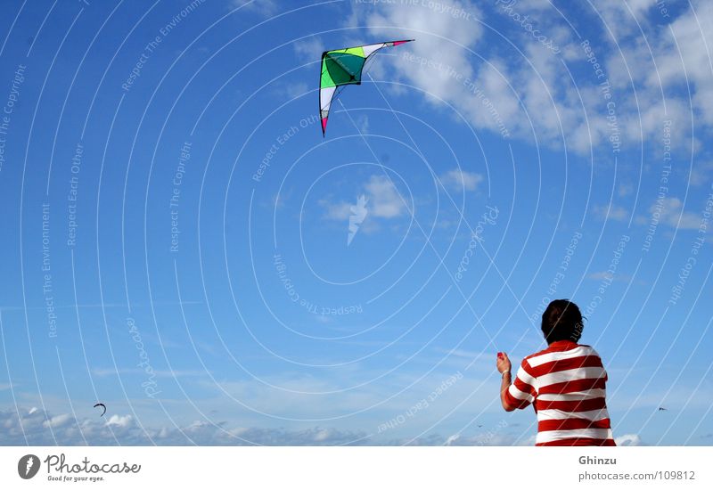 Kite runner Kiting rot weiß Mann Strand Spielen Himmelskörper & Weltall Jugendliche heaven blue blau Drache June Drachenfliegen fly Freiheit gutes Wetter