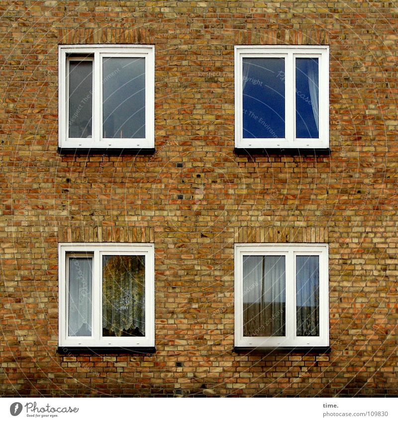 Da drüben ist es auch nicht anders... Reflexion & Spiegelung Blick Haus Wohnzimmer Rücken Wolken Hütte Mauer Wand Fenster Wahrzeichen Denkmal Glas alt Nostalgie