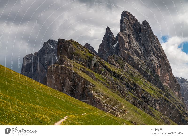 am Rande wandern Ferien & Urlaub & Reisen Tourismus Ausflug Sommer Sommerurlaub Berge u. Gebirge Natur Landschaft Pflanze Wolken Frühling schlechtes Wetter Gras