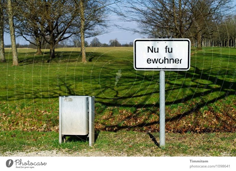 Missverständniss | ausgeschlossen! Umwelt Natur Landschaft Pflanze Himmel Schönes Wetter Baum Gras Park Müllbehälter Schilder & Markierungen Beschriftung Metall