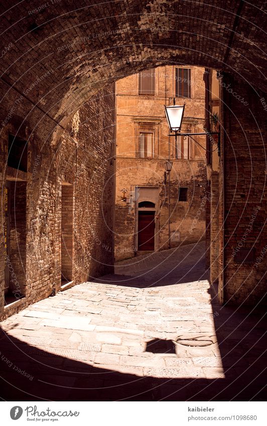 Lichtbogen Ferien & Urlaub & Reisen Tourismus Städtereise Sommer Sommerurlaub Haus Stadt Altstadt Menschenleer Gebäude Architektur Mauer Wand Sehenswürdigkeit