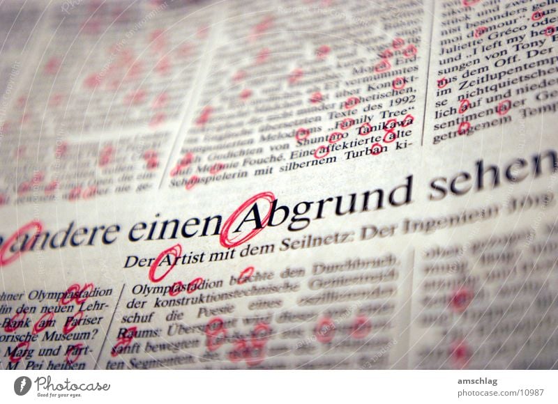 Abgrund korrigieren umrandet Inserat Am Rand Zeitung Buchstaben Text Kreis rot Block Zeitschrift Papier Anfangsbuchstabe Blatt kolumne eingekreist gazette