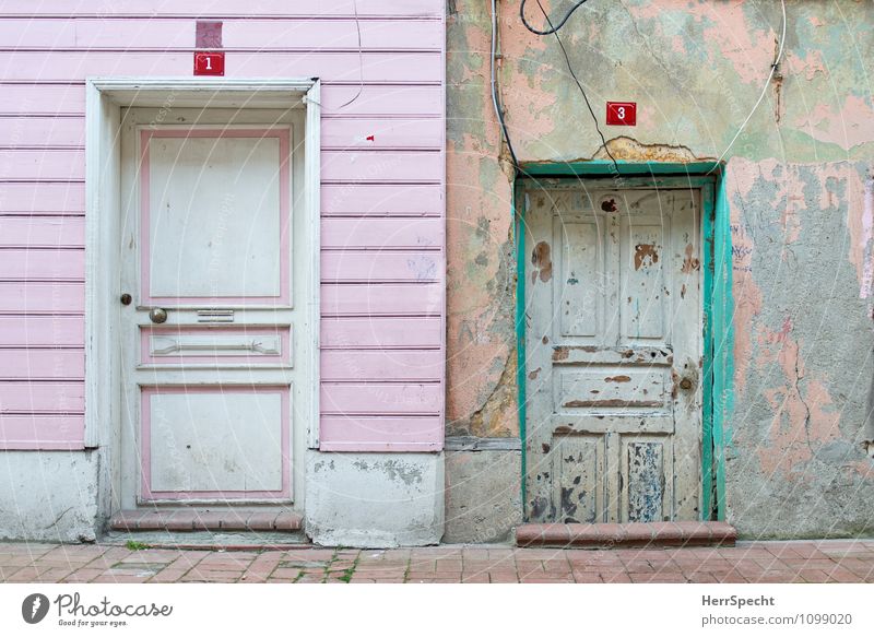 Nachbarn Istanbul Stadtzentrum Altstadt Haus Einfamilienhaus Bauwerk Gebäude Architektur Mauer Wand Fassade Tür alt außergewöhnlich trashig trist grün rosa