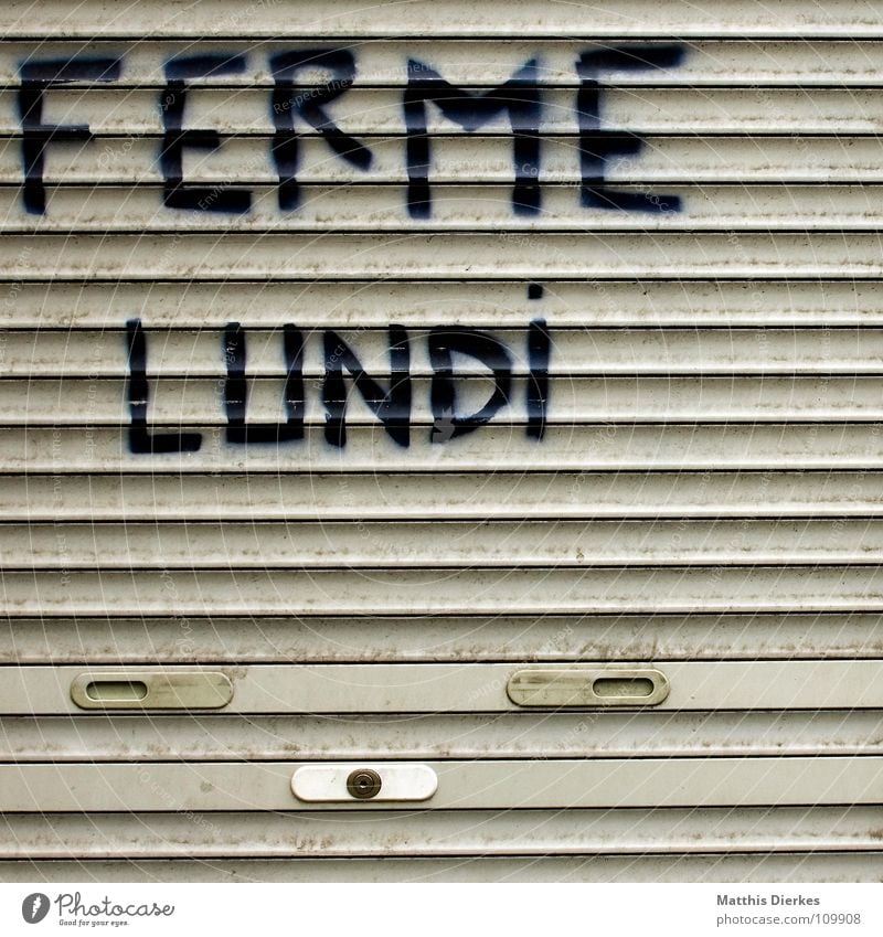 .: CLOSED :. Ladengeschäft Supermarkt Firmenschilder Aufschrift geschlossen Tag Insolvenz Garage Rollo Fensterladen verloren Verlierer Aufgabe Feierabend