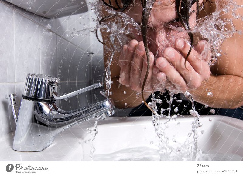 katzenwäsche Morgen Frühaufsteher Waschbecken Bad Wasserhahn nass Hand Oberkörper Mann Sauberkeit Wasserrohr frisch Trinkwasser Körperpflege Mensch Waschen