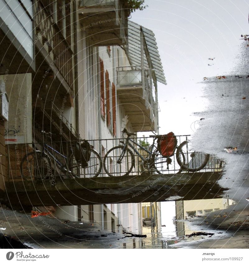 Fischerau Fahrrad parken geschlossen angeschlossen Steg Pfütze nass feucht Haus Balkon Markise Beton Wohnung Fenster Gasse Reflexion & Spiegelung gedreht Brücke