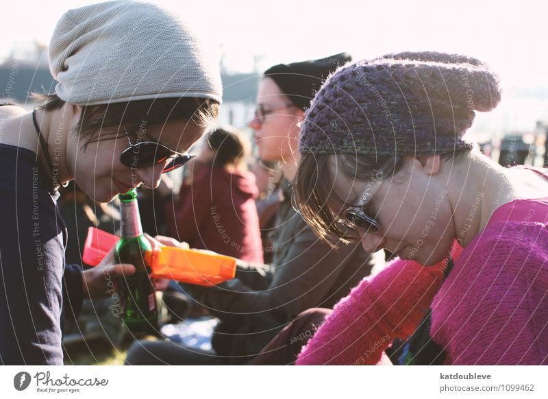 sun & beanies Freizeit & Hobby androgyn Homosexualität Frühling Sommer Schönes Wetter Park Mütze beobachten Kommunizieren Blick sprechen lernen Traurigkeit