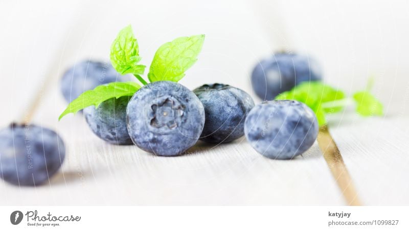 Blaubeeren Beeren Frucht waldbeeren Gesunde Ernährung Vitamin nah Nahaufnahme Makroaufnahme Bioprodukte Dessert frisch Waldfrucht Obstgarten Melisse