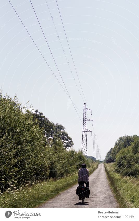 Unter Leitung der Elektrizitätswerke Freizeit & Hobby Ferien & Urlaub & Reisen Ausflug Sommer Sport Fahrradfahren maskulin Natur Landschaft Wolkenloser Himmel