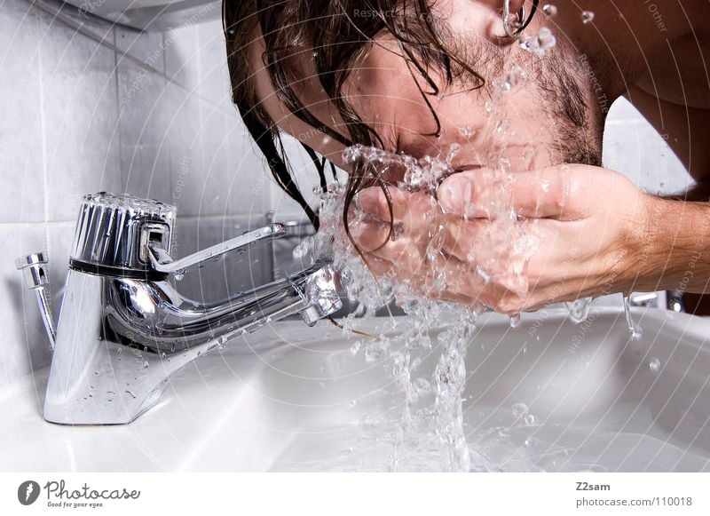 morgens 7.30 Morgen Frühaufsteher Waschbecken Bad Wasserhahn nass Hand Oberkörper Mann Sauberkeit Wasserrohr frisch Trinkwasser Körperpflege katzenwäsche