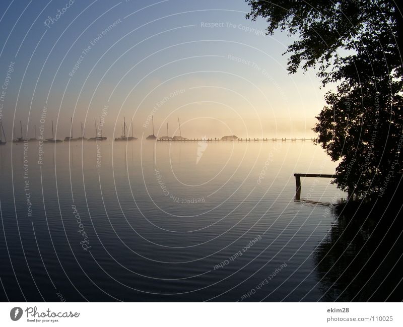 morgens um 7 Sonnenaufgang Nebel Starnberger See Segelboot Steg Sommer ruhig seeshaupt