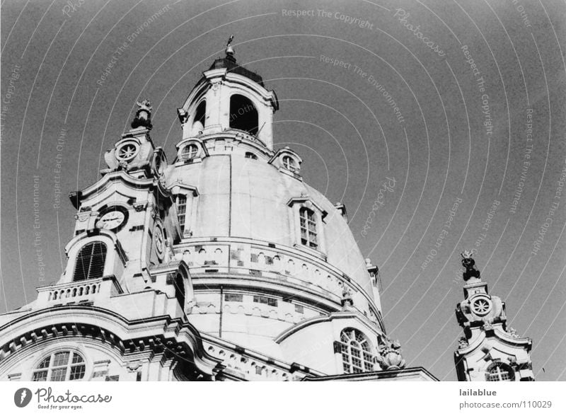 the church of our dear lady Schwarzweißfoto Außenaufnahme Strukturen & Formen Menschenleer Hintergrund neutral Froschperspektive Blick nach oben