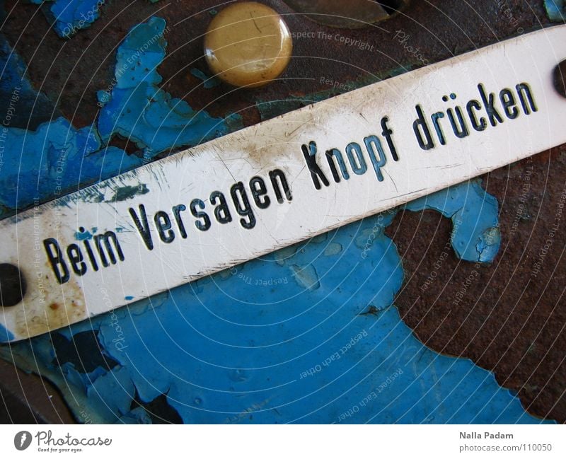 Titel gesucht Metall Schriftzeichen alt blau Selbstbeherrschung Verzweiflung Wut Ärger gereizt Frustration Aggression Farbe Misserfolg Redewendung Knöpfe Text