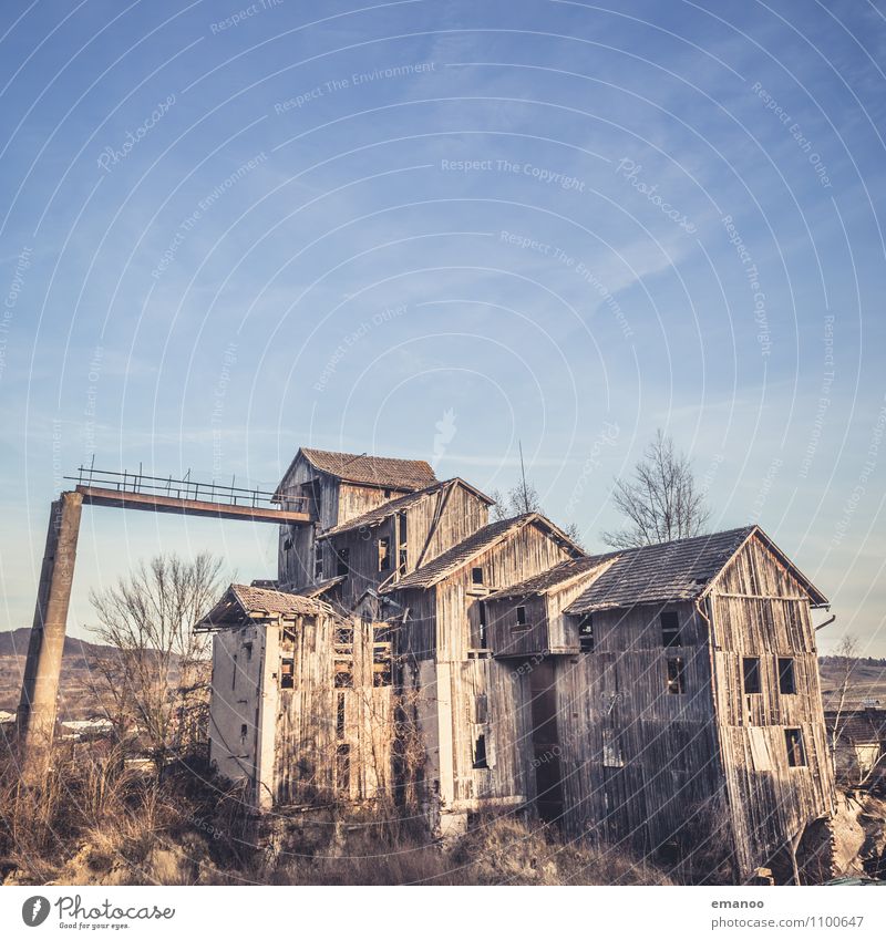 Geisterhaus Ferien & Urlaub & Reisen Sightseeing Himmel Dorf Stadtrand Haus Hütte Industrieanlage Fabrik Ruine Gebäude Architektur Fassade Dach Sehenswürdigkeit