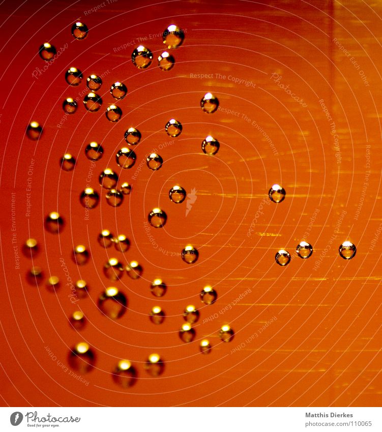 DROPS Wasserflasche Mineralwasser Sauerstoff Kohlensäure Lebewesen Wassertropfen Getränk Erfrischung prickeln PE-Flaschen erleuchten herzförmig Momentaufnahme