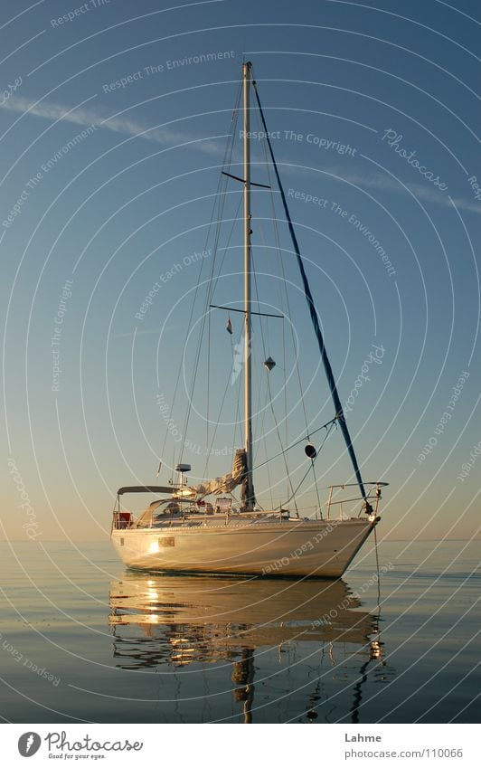 vor Anker Segeln Meer Wasserfahrzeug Reflexion & Spiegelung Ijsselmeer Schifffahrt Kondensstreifen Wassersport Segelboot Sailing Markermeer Himmel Flaute