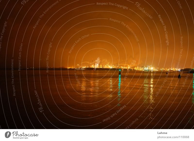 IJmuiden Industriehafen bei Nacht #1 Leuchtfeuer Schifffahrt Fass Niederlande Meer Licht Wolken grün braun Hafen Nordsee Brand Wasser