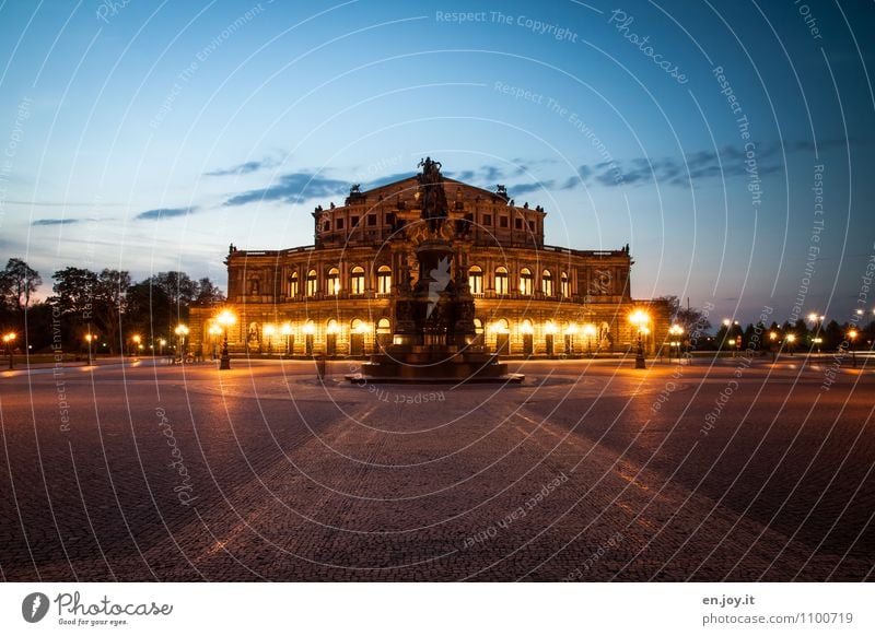 letzter Akt Ferien & Urlaub & Reisen Tourismus Ausflug Sightseeing Städtereise Nachtleben Theater Nachthimmel Dresden Sachsen Deutschland Stadt Platz Bauwerk