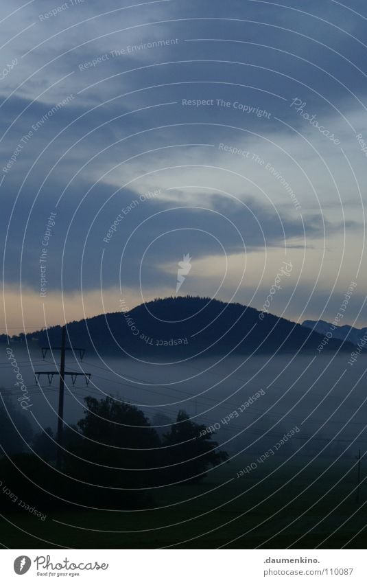 Apocalypse Nebel Elektrizität Strommast Wiese Baum Hügel Wald Wolken Langeweile trist Herbst Panorama (Aussicht) Himmel Leitung Berge u. Gebirge Morgen