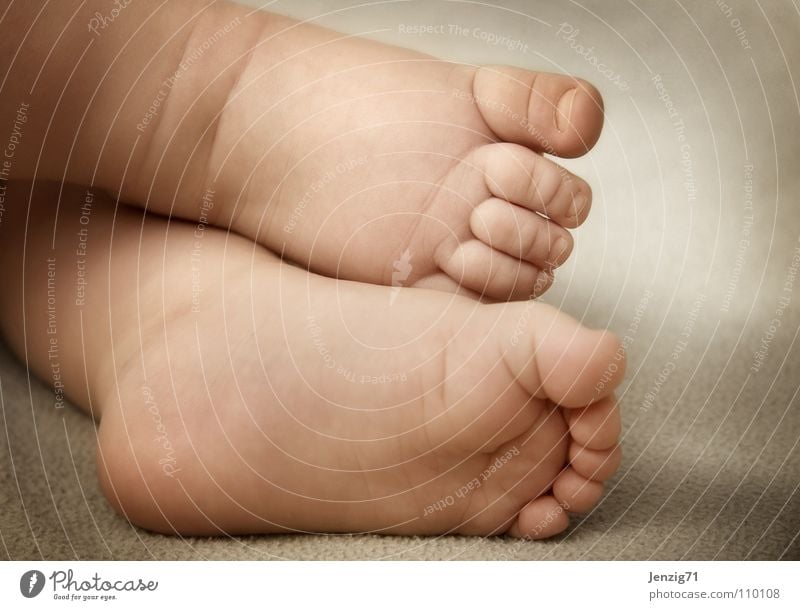 feet. Baby Kind klein gehen Zehen Fußsohle Barfuß Kleinkind foot laufen go went gone