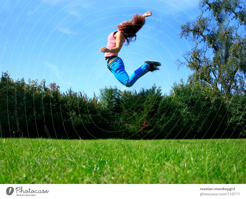 pür mür 072 Wiese Gras Baum Blatt Wolken springen hüpfen Hose Ferne berühren Schuhe dehnen Fröhlichkeit wach Juni Juli September Sommer Jugendliche Freude blau