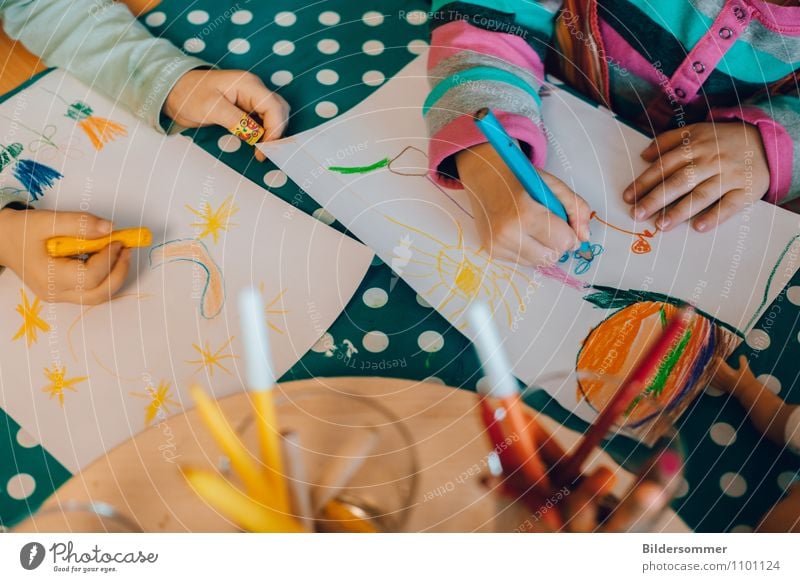 Malspiel Kindererziehung Bildung Wissenschaften Kindergarten lernen Studium Pädagogik Mensch Kleinkind Kindheit Arme Hand 2 3-8 Jahre zeichnen Spielen blau