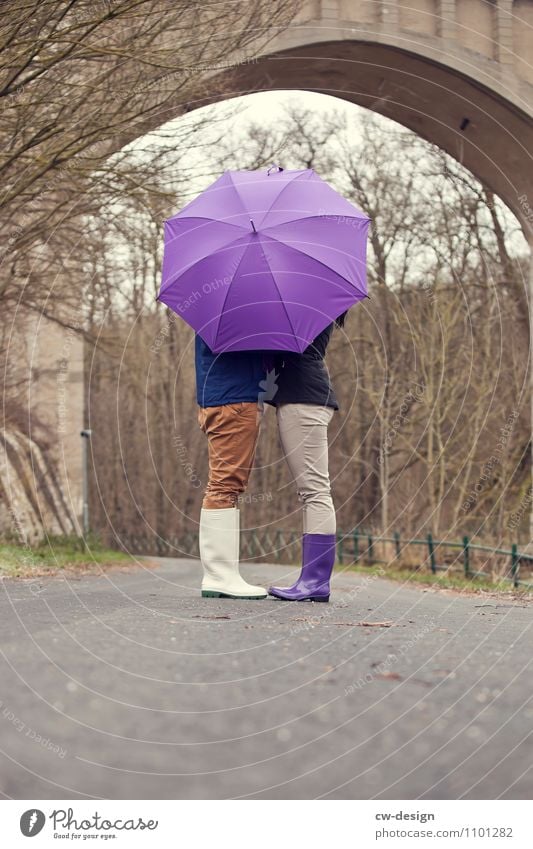 Verliebtes Paar versteckt sich hinter einem Regenschirm vor einer Brücke Ehe Ehemann Ehefrau Hochzeitstag (Jahrestag) Hochzeitszeremonie Hochzeitspaar Nähe