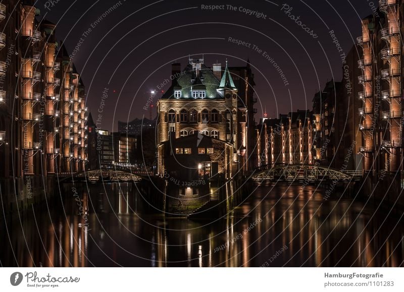 Fleetschloss Hamburg/Speicherstadt Hafenstadt Altstadt Menschenleer Brücke Bauwerk Sehenswürdigkeit Symmetrie "Hamburg," Gedeckte Farben Außenaufnahme Nacht