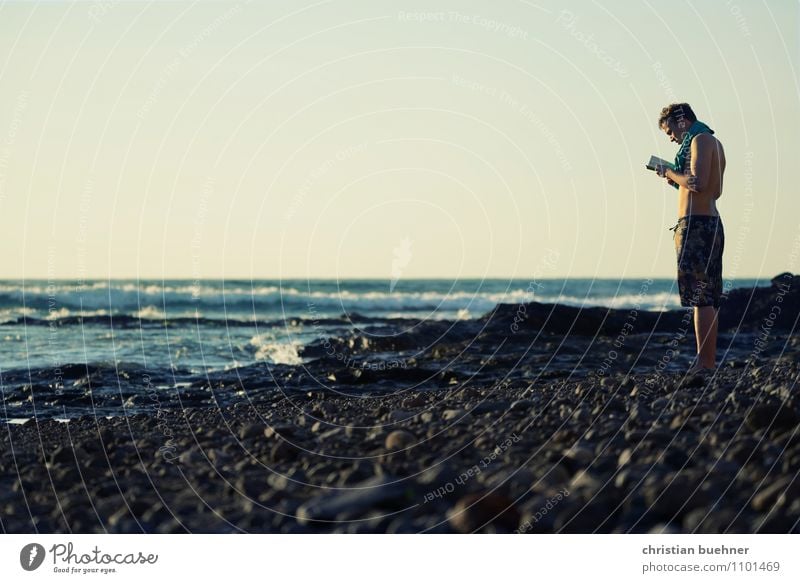 der mann und das meer Junger Mann Jugendliche 1 Mensch 18-30 Jahre Erwachsene Natur Sand Wasser Himmel Frühling Schönes Wetter Küste Meer Erholung lesen Blick