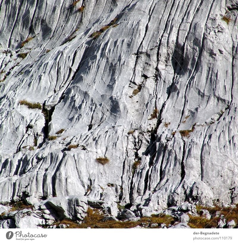 Eisgeformt Herbst Oktober Kanton Graubünden Schweiz Hügel Berghang Freizeit & Hobby Ferien & Urlaub & Reisen wandern grün braun Gras Alm Bergsteigen Schlucht