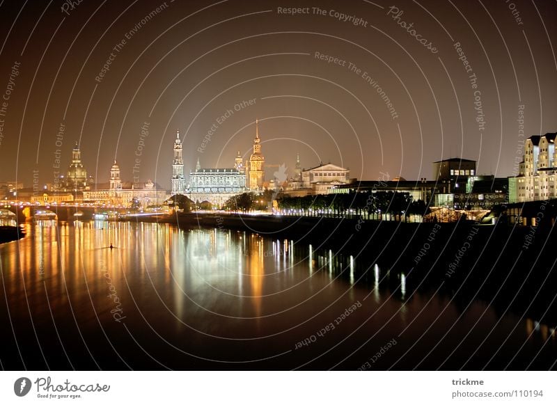 Dresden bei Nacht Stadt Licht dunkel schwarz gelb Haus Lampe ruhig Reflexion & Spiegelung Horizont Gebäude Denkmal Tourist Ferien & Urlaub & Reisen zentral