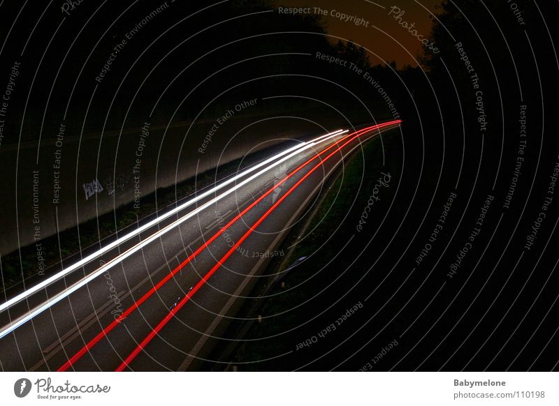 City in Motion Autobahn Straße Schnellstraße Verkehr Langzeitbelichtung Nacht dunkel Licht Rücklicht Lichtstreifen Geschwindigkeit PKW Aesch Bewegung Abend