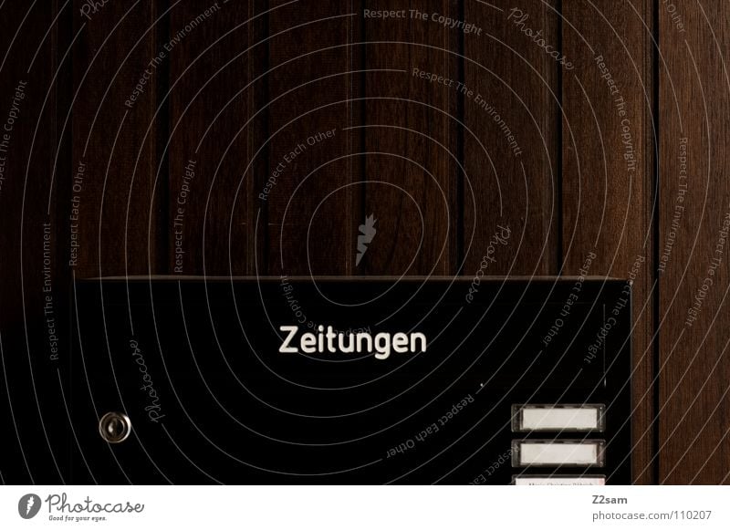 posteingang Post Briefkasten Holz Namensschild Zeitung einwerfen Quadrat gerade einfach dunkel Verlauf schließen glänzend Typographie Wort Buchstaben Dinge