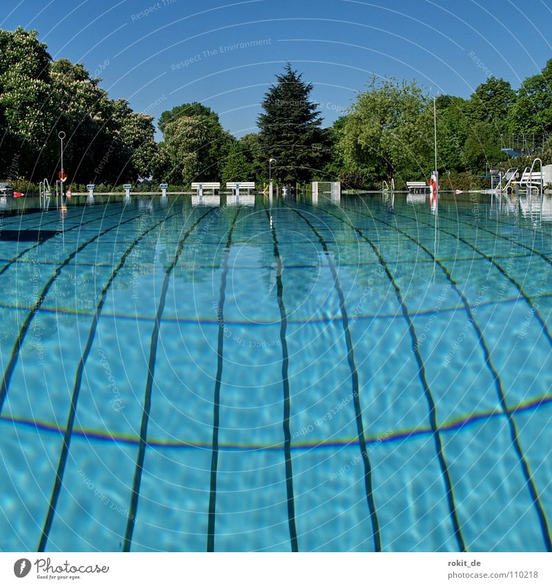 Wasser bis zum Hals Schwimmbad Bademeister Reinigen Badehose Bikini Badeanzug Chlor Sommer nass springen tauchen Schlauch Anschluss tief Beckenrand