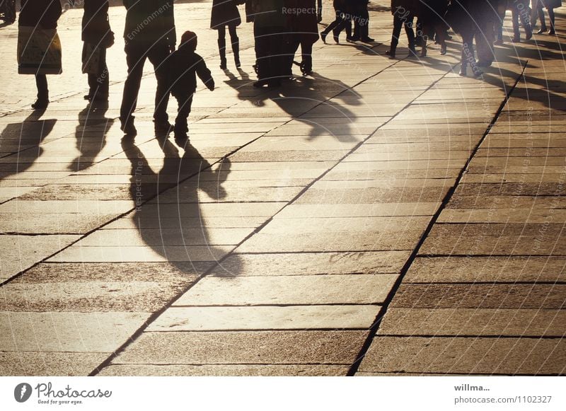 Menschen bummeln durch die Stadt Schatten Menschengruppe Fußgänger Stadtbummel Spaziergang Familie einkaufen Menschenmenge Licht & Schatten Stadtleben