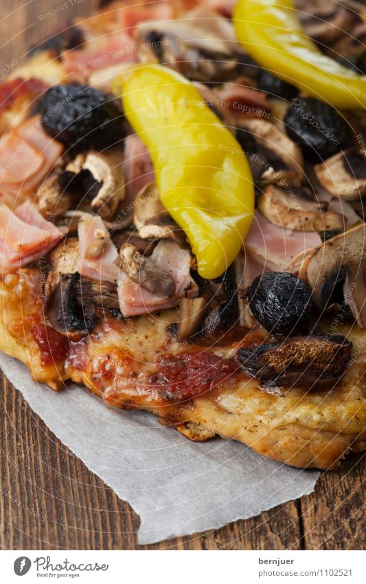 Pizza auf dunklem Holz Käse Gemüse Abendessen Tisch Küche dunkel frisch lecker rot selbstgemacht Backpapier Tomate Schinken Kruste Saucen Oliven Peperoni Pilz