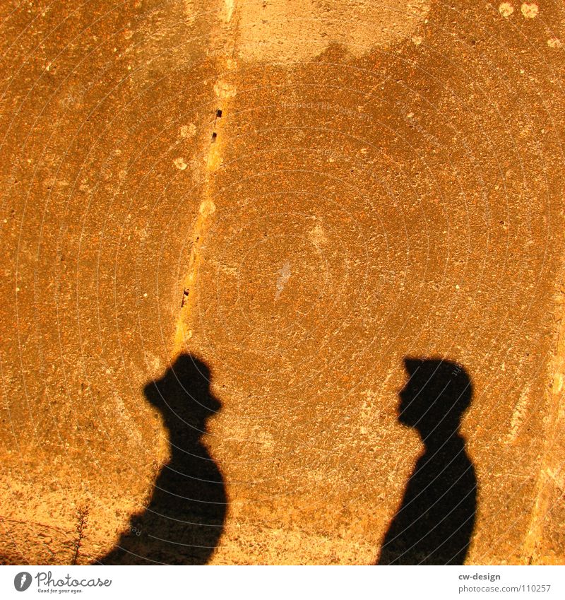 du hast doch n schatten Sonnenbrille Mütze Körperhaltung Spaziergang Pendler Luft atmen maskulin minimalistisch wo Gelände Photo-Shooting Medien Fotograf