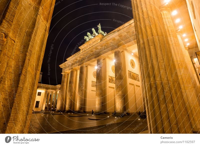 Brandenburger Tor Kleinstadt Stadt Hauptstadt Stadtzentrum Architektur Sehenswürdigkeit Denkmal Ferien & Urlaub & Reisen Freiheit Frieden Krieg Krise Tourismus