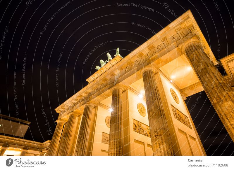 Brandenburger Tor Kleinstadt Stadt Hauptstadt Stadtzentrum Architektur Sehenswürdigkeit Denkmal Ferien & Urlaub & Reisen Freiheit Frieden Krieg Krise