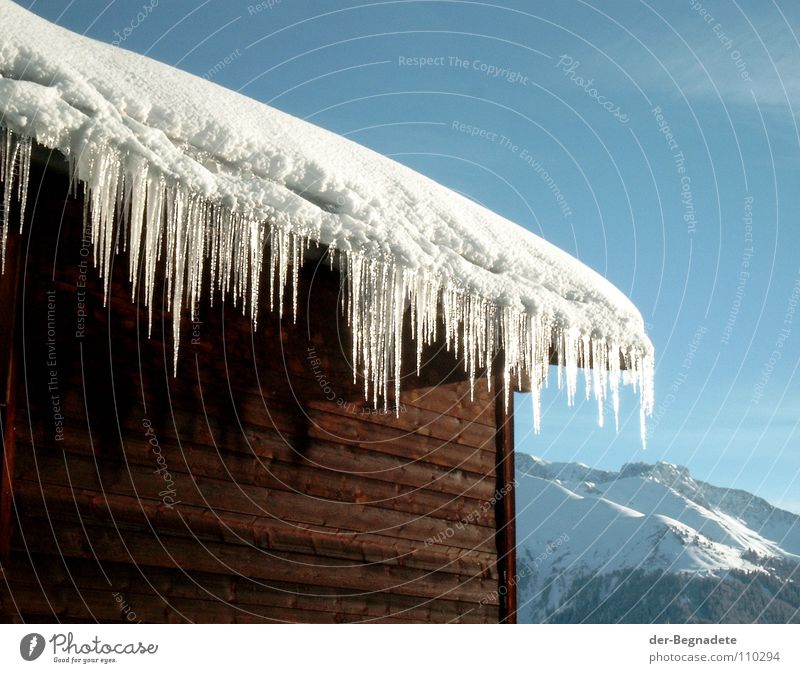 Tauwetter Winter Februar kalt Neuschnee Winterurlaub Schneewandern Kanton Graubünden Schweiz weiß Holzhütte Berghütte Dach braun Schönes Wetter Wolken Holzhaus