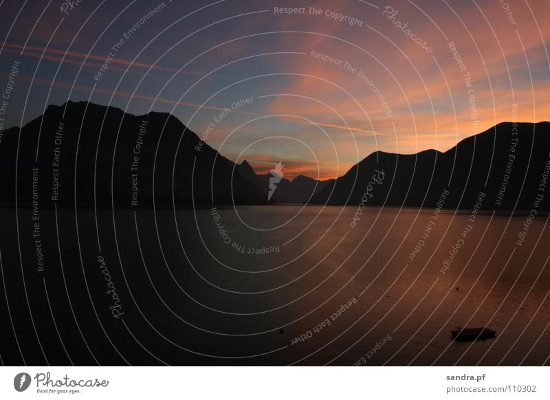 Goldener Morgen Sonnenaufgang See Wolken dunkel Floß rosa schwarz Lugano Kanton Tessin Schweiz Stimmung Dämmerung Reflexion & Spiegelung Horizont