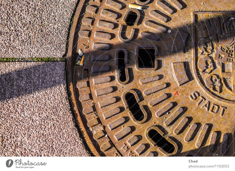 Stadt Deckel Straße Wege & Pfade beobachten gehen braun grau entdecken Farbfoto Gedeckte Farben Außenaufnahme Detailaufnahme Menschenleer Textfreiraum links