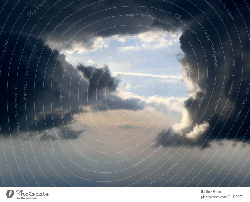 Wolkentor Natur Luft Himmel Sonnenlicht Unwetter Regen Menschenleer Flugzeugausblick Ballone fliegen bedrohlich fantastisch gigantisch Kraft schön träumen Angst