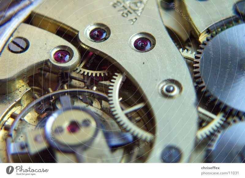 EN: Clock interior with gears and the balance. Brass and silver shades DE: Uhr Innenleben mit Zahnrädern und der Unruhe. Messing und Silber Farbtöne