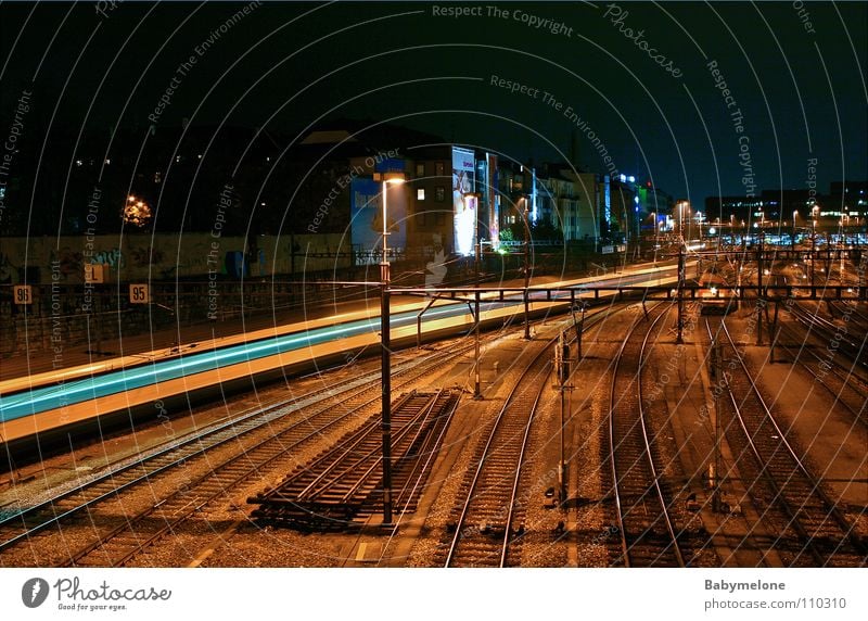 Nachtzug Eisenbahn Basel Verkehr Gleise Langzeitbelichtung dunkel Geschwindigkeit Ankunft Ferien & Urlaub & Reisen Bahnhof Bewegung Motion Abend Abfahrt