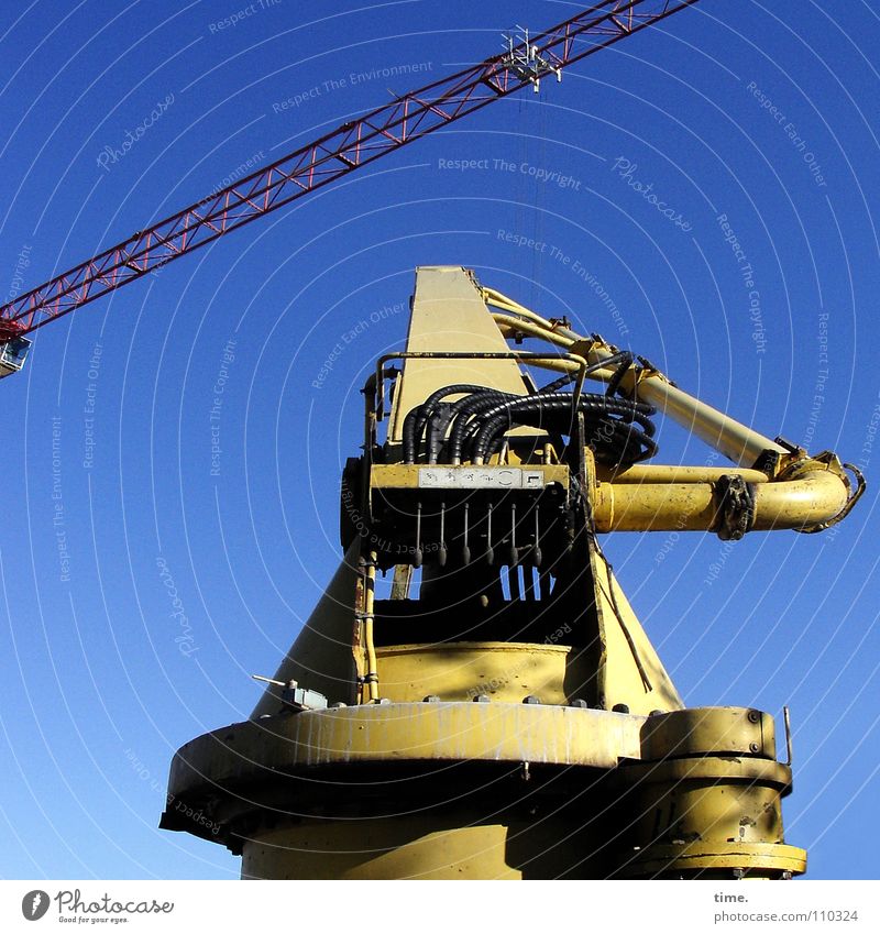 Da muss jemand scharf nachdenken, sagt Lukas Schatten Sonnenlicht Arbeit & Erwerbstätigkeit Beruf Baustelle Industrie Handwerk Kabel Baumaschine Himmel Metall