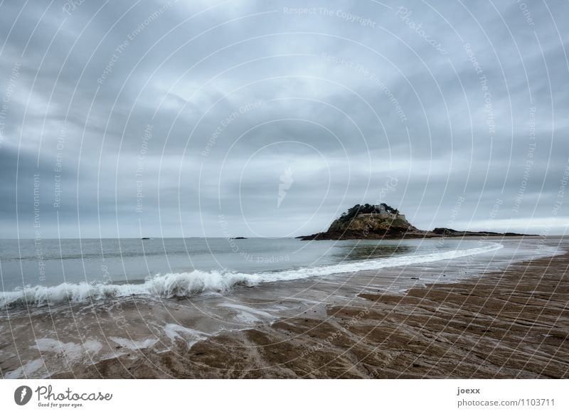 Abstand Himmel Wolken Horizont schlechtes Wetter Wellen Küste Strand Meer Insel Menschenleer Traumhaus alt Farbfoto Gedeckte Farben Außenaufnahme