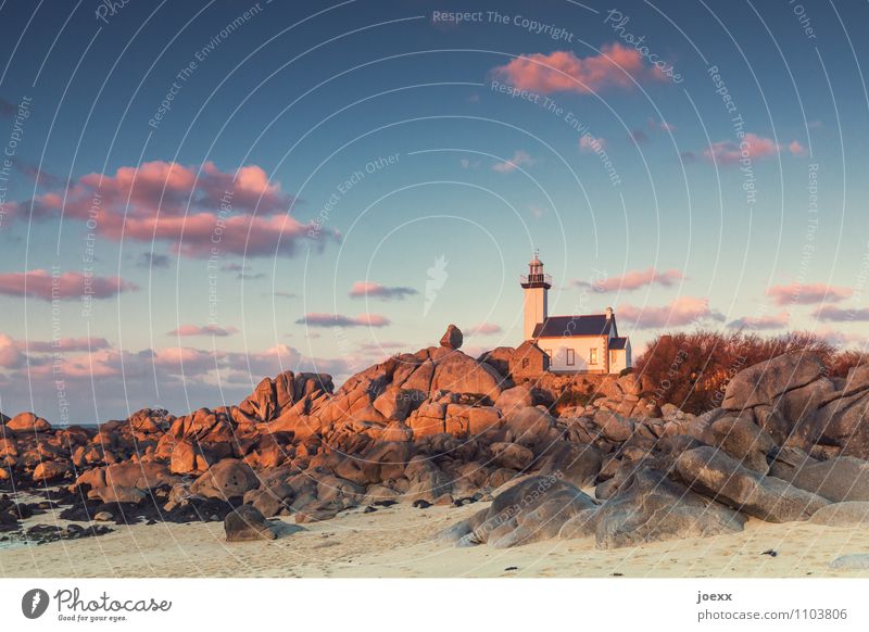 Phare de Pontusval Himmel Wolken Felsen Küste Strand Leuchtturm braun rosa Idylle Farbfoto Außenaufnahme Abend Dämmerung Sonnenaufgang Sonnenuntergang