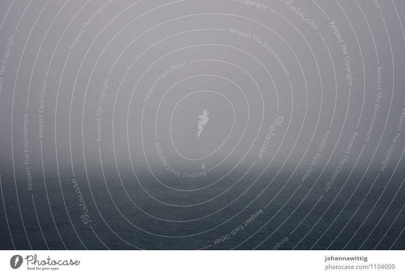 the lone sailor Schifffahrt Fischerboot Segelboot Segelschiff Wasserfahrzeug authentisch außergewöhnlich bedrohlich dreckig dunkel Unendlichkeit gruselig kalt